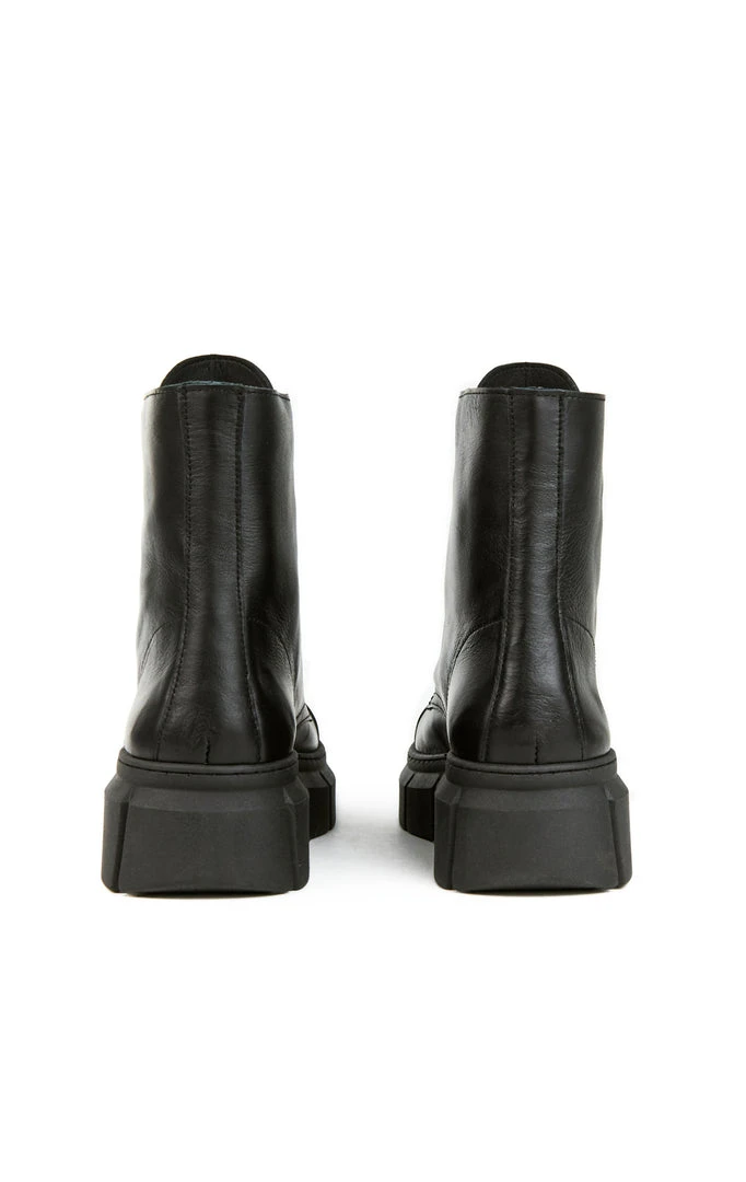 SALE STEVE MADDEN DANUBE BOOT 6 SALE STEVE MADDEN DANUBE BOOT