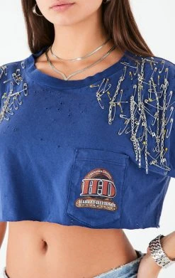 FURST OF A KIND VINTAGE PIN AND CHAIN CROPPED TEE